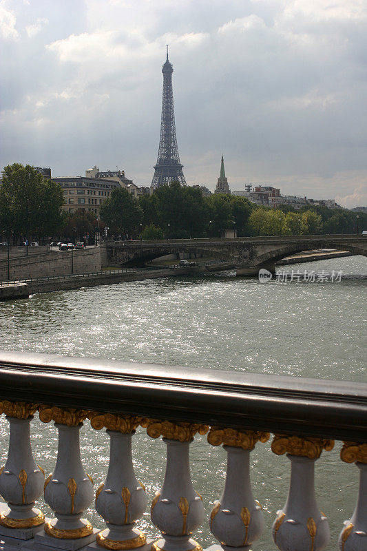 巴黎――从塞纳河看埃菲尔铁塔