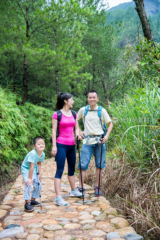 亚洲家庭在森林里徒步旅行