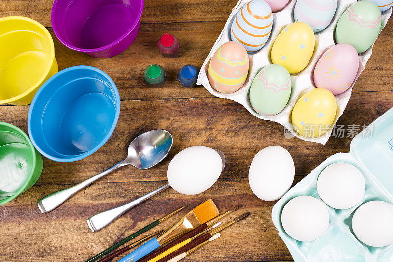 复活节彩蛋被装饰在木桌上。装饰用品。