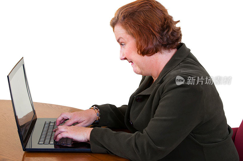 中年白人商务女性使用笔记本电脑