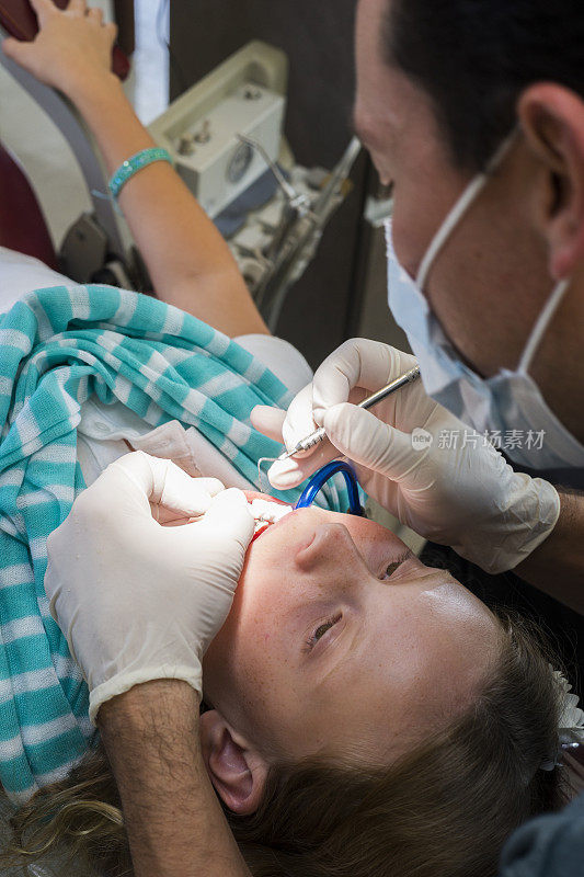 牙医检查女孩的牙齿