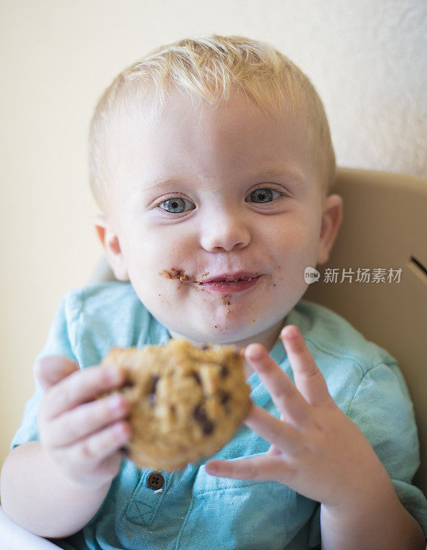 幼童吃饼干