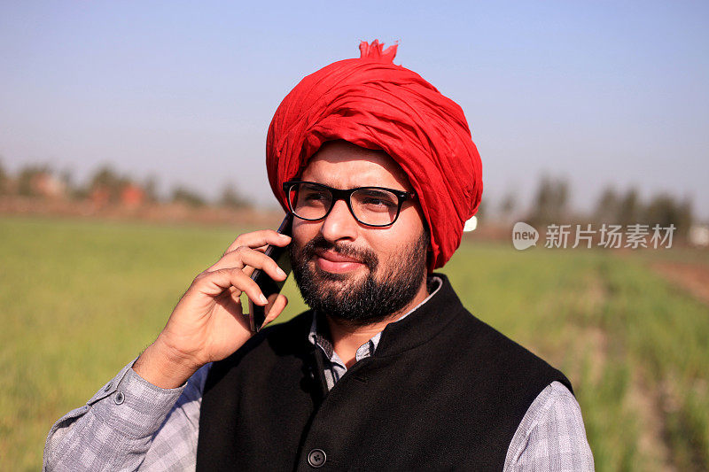 印度男人用手机聊天