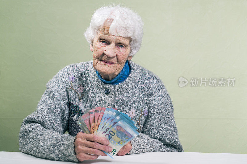 持有现金的资深女性