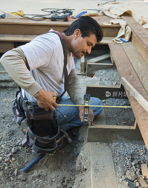 建筑工人建造红木甲板