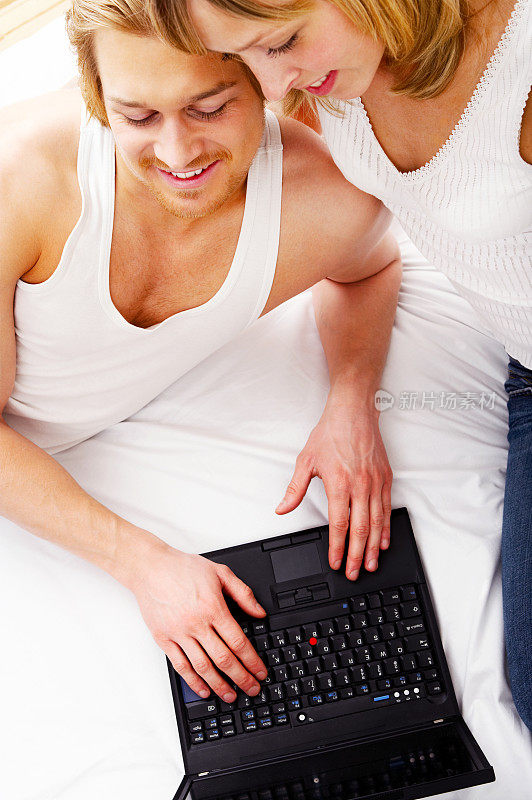 年轻夫妇在网上浏览