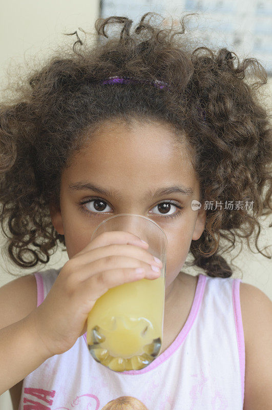 小女孩(7-8)早餐喝果汁