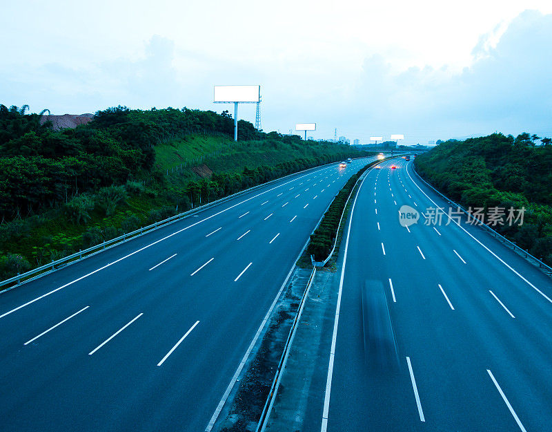 驾驶在高速公路