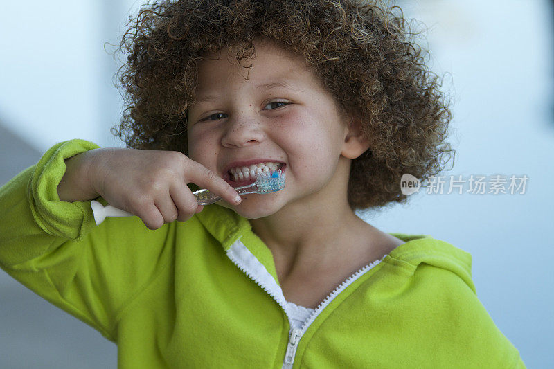女孩微笑着用牙刷刷牙