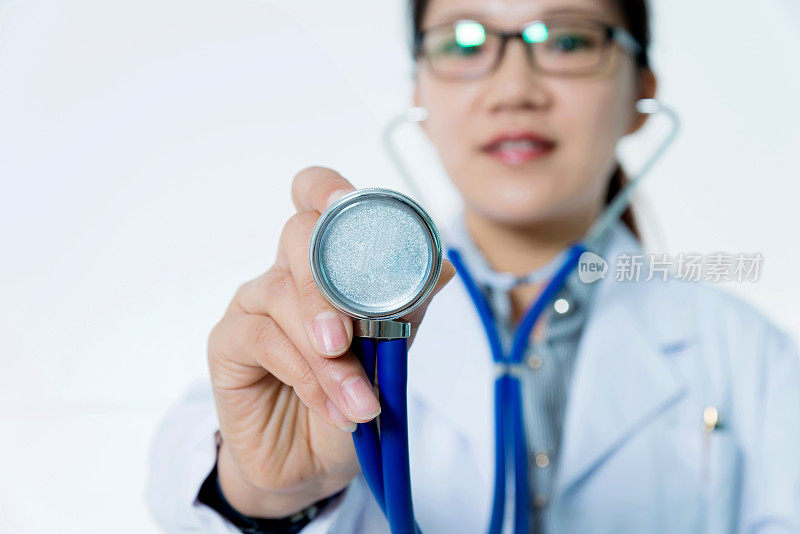 手持听诊器的女医生