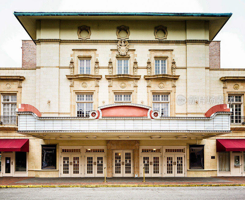 美国南部殖民地风格的电影院音乐厅立面