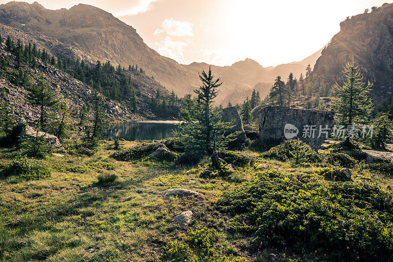 日落时分的山景