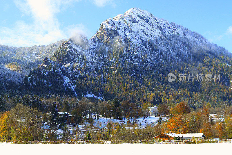 巴伐利亚阿尔卑斯山，木屋，田园诗般的松树林地下的雪景，雄伟的阿尔卑斯山山谷，戏剧性的巴伐利亚德国雪山全景，贝希特斯加登阿尔卑斯山，德国