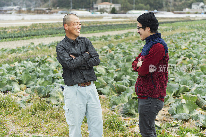 两个农民在谈论站立