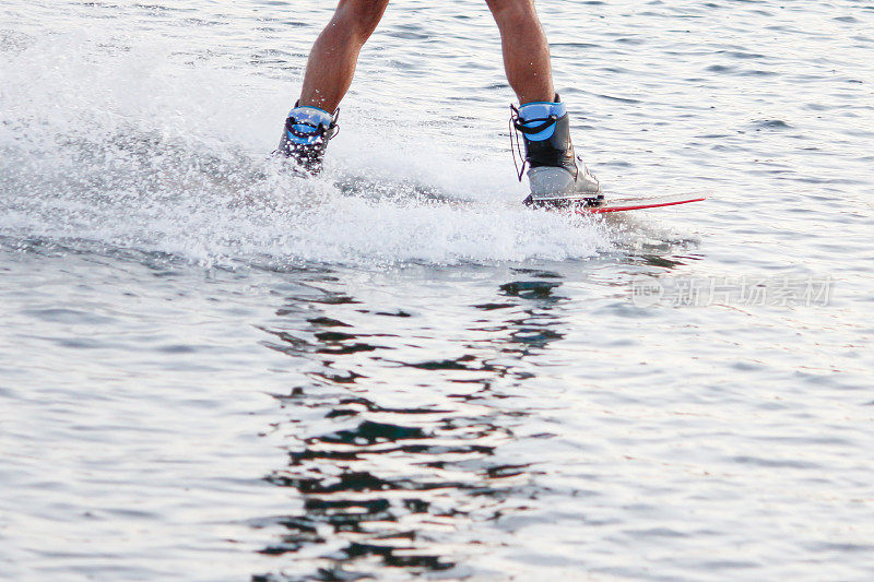 靠近男人的脚溅水时，wakeboard