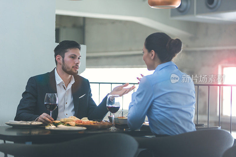 商务人士在餐厅午休。餐馆里的商务会话。