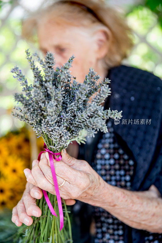 高级女性制作一束拉瓦达花