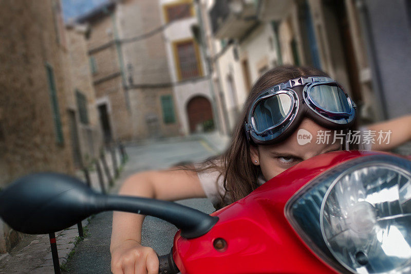 愤怒的女孩驾驶摩托车