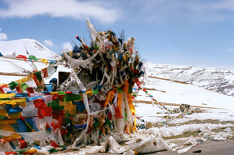 在海拔5211米的马峪拉关，西藏仪式的经幡旗。