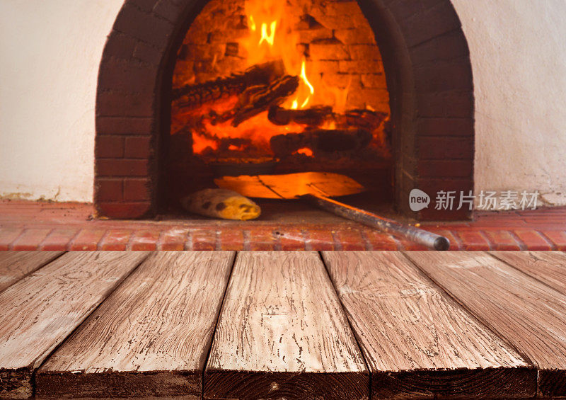 老式木板盖在模糊的传统烤炉上，用来烤披萨