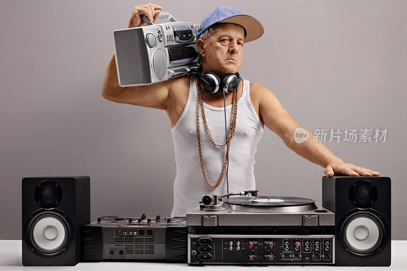 老DJ，带着录音机和音乐设备
