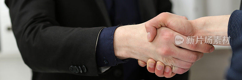 两个商人握手打招呼在办公室特写