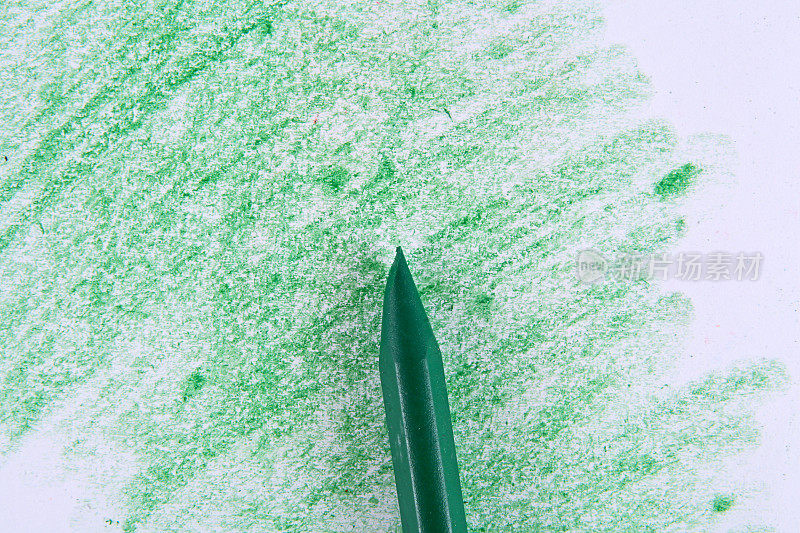 绿色铅笔在白色的背景上画