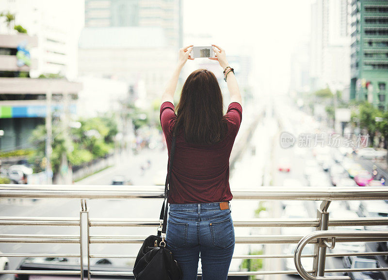女性后视镜摄影旅游城市生活理念