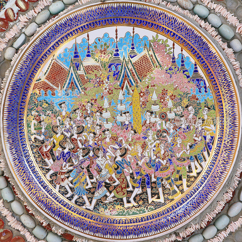 墙上用鹅卵石和陶瓷制作的彩色陶瓷图案背景。