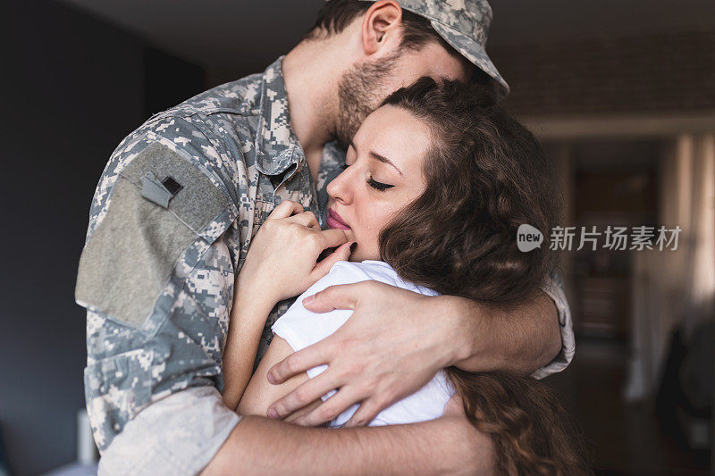 年轻的士兵拥抱着他的女人。请不要再离开我。