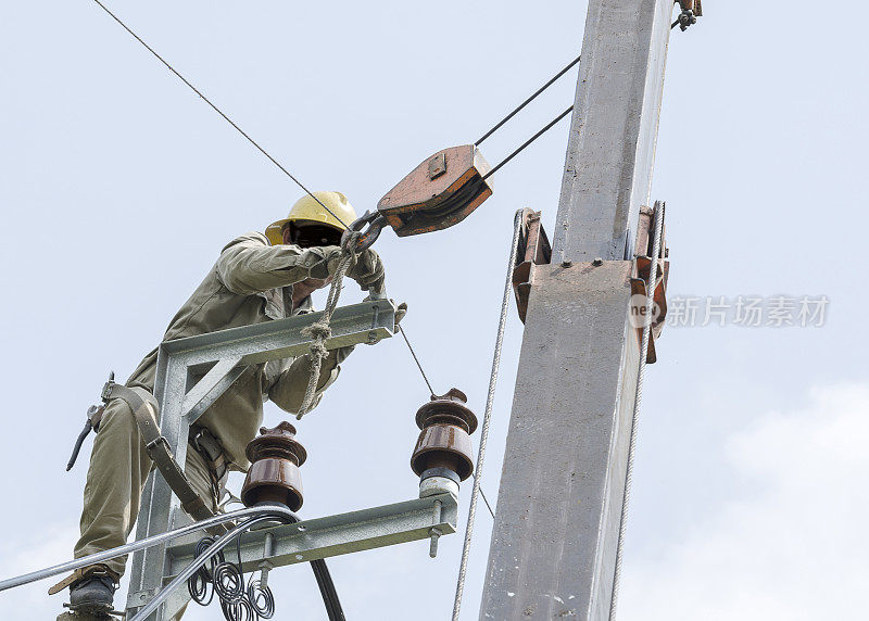 一电工攀爬并维修正常工作。