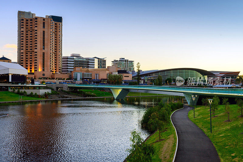 城市景观和桥在澳大利亚阿德莱德