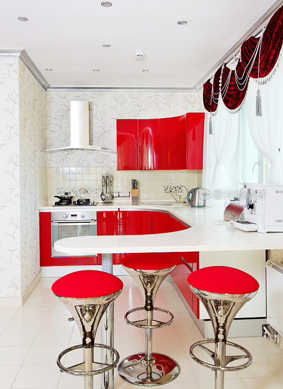 红色光滑的厨房，经典的红色窗帘