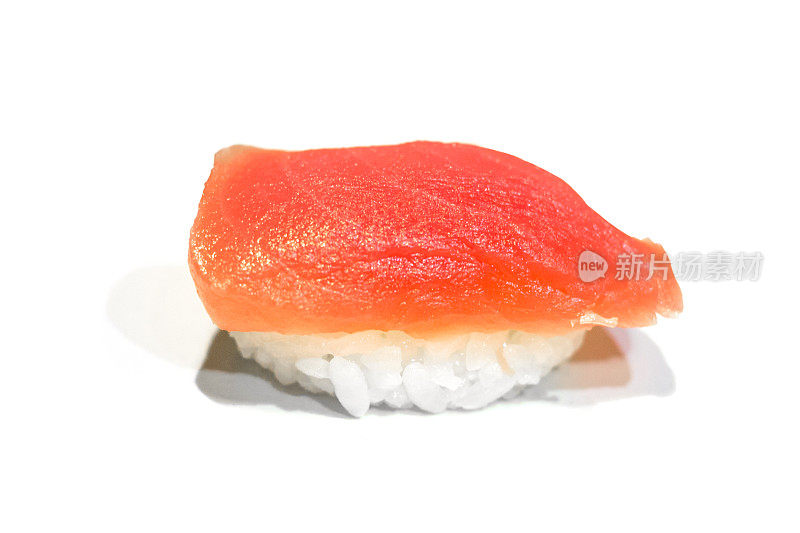 生寿司金枪鱼孤立在白色背景，日本食物