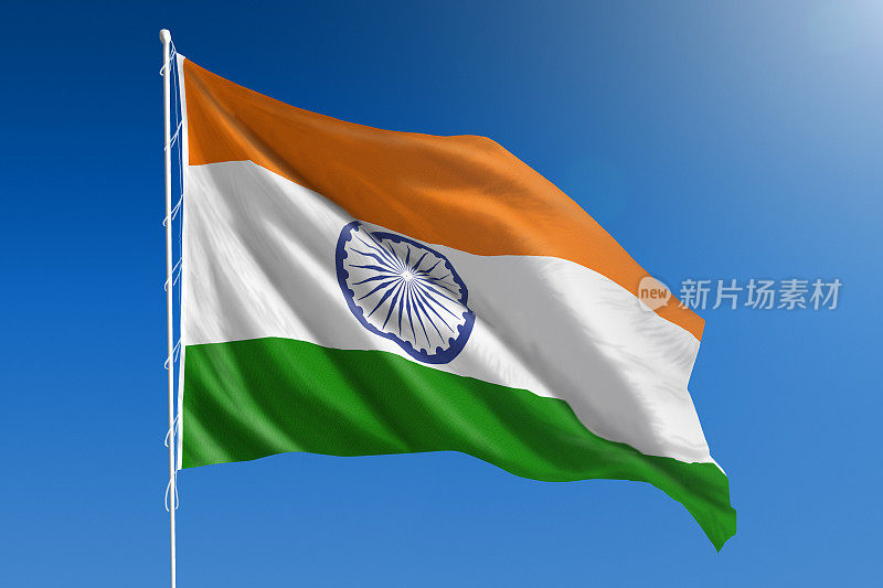 晴朗的蓝天上悬挂着印度国旗