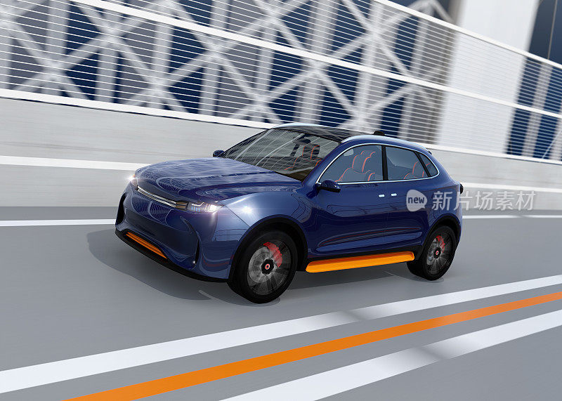 金属蓝色自动电动SUV在高速公路上行驶
