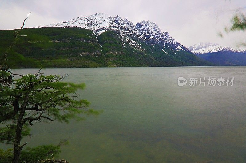 模糊的海湾水-长期暴露乌斯怀亚景观-火地岛，阿根廷