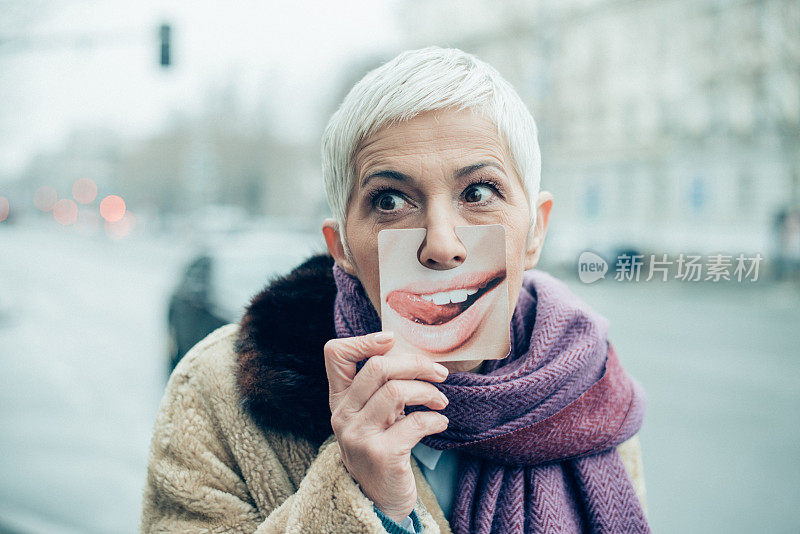 老女人在玩卡片