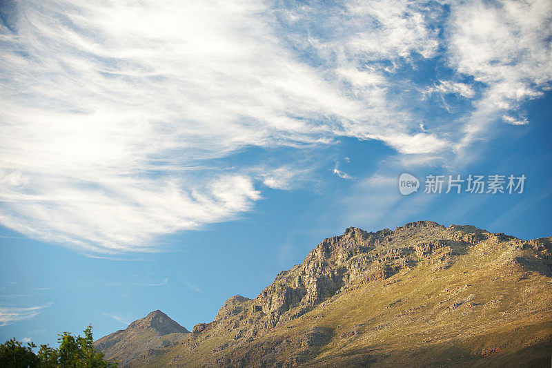 Stellenbosch山与极化多云的天空