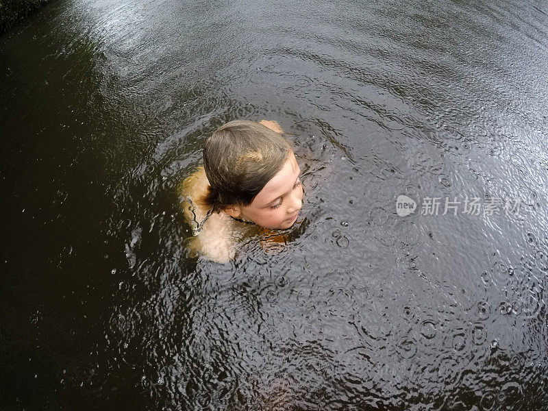 下雨的时候，孩子们在河里游泳