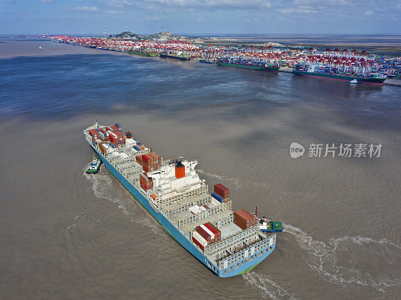 驶近上海港的集装箱船
