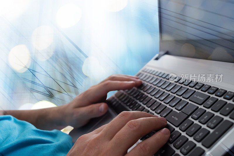 一个男人的手在办公室的笔记本电脑键盘上打字。在网上浏览信息的人。自由博客，它支持概念
