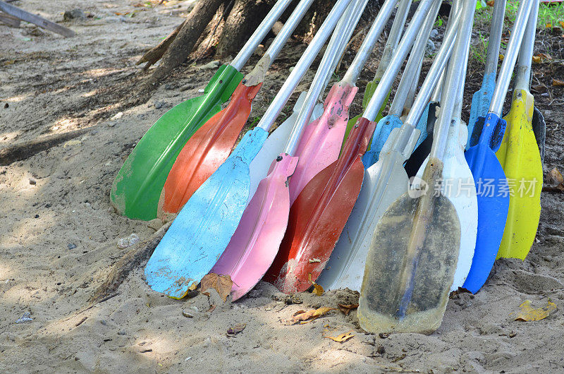 沙滩上一堆堆五颜六色的皮划艇桨