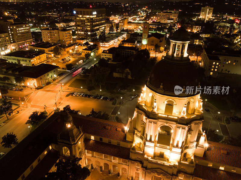 夜间帕萨迪纳市政厅的空中摄影