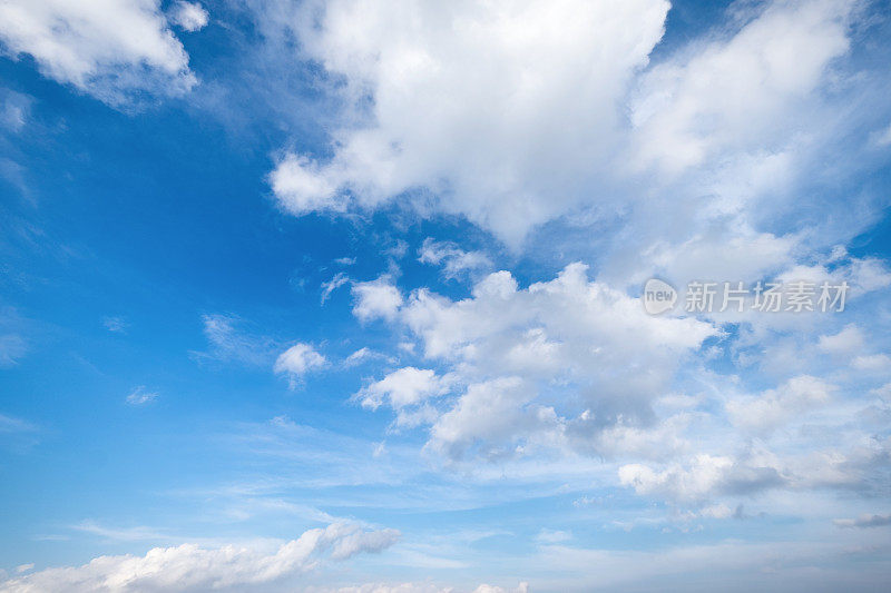 从飞机窗口俯瞰，自然云景作为拷贝空间。