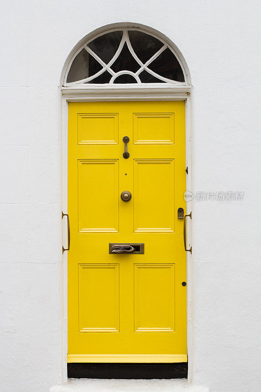 黄色优雅的住宅公寓门