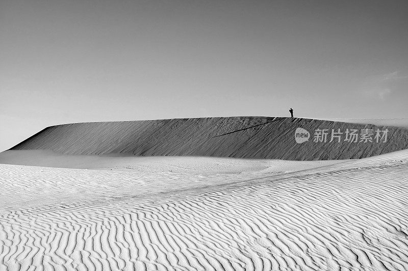 人生就是旅行，孤独的人在沙丘上