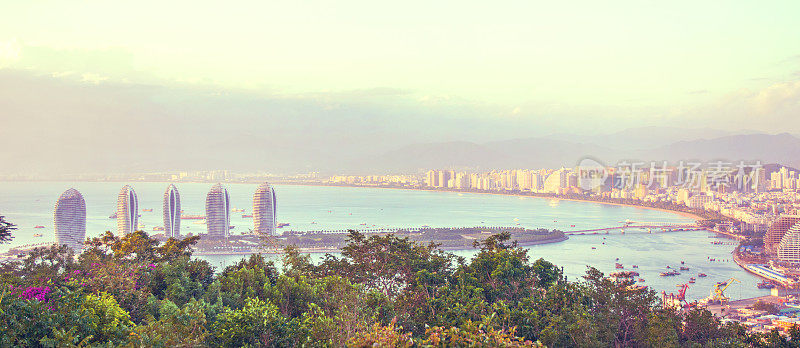 三亚的城市全景，在城市的最高点，凤凰岛。