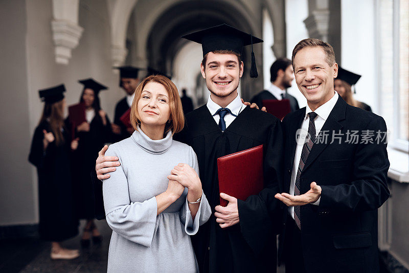 父母祝贺学生完成大学学业。