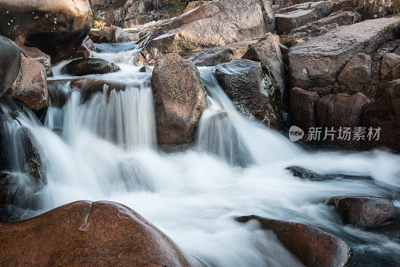 湍急的河水与大岩石和巨石